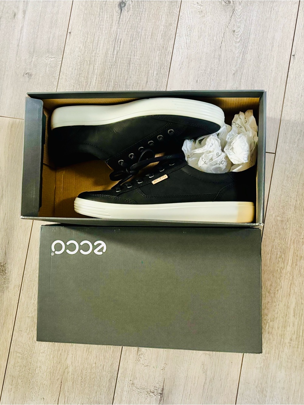 Ecco Men's Black Sneakers with White Platform Sole Size 7.5 41